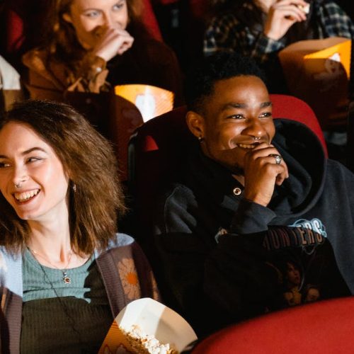 Pessoas no cinema se divertindo graças a carteira