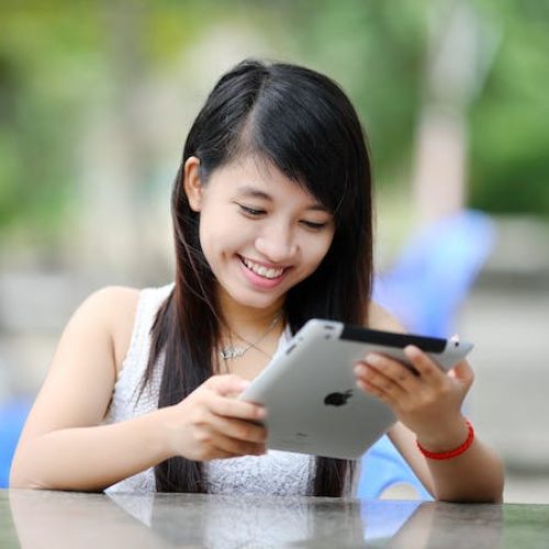 Menina feliz utilizando tablet do validador Ane